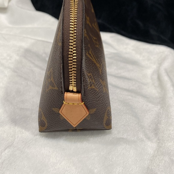 Louis Vuitton monogram cosmetic pouch - Picture 5 of 11
